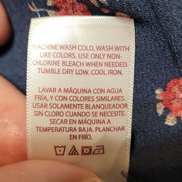 Beautiful navy red floral button up Blouse - Picture 6 of 6